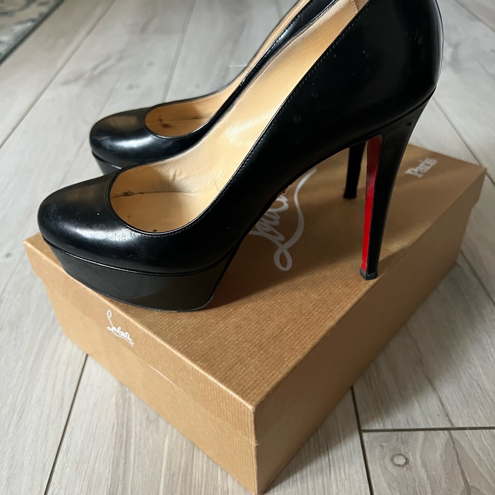 Christian Louboutin
Bianca patent leather heels